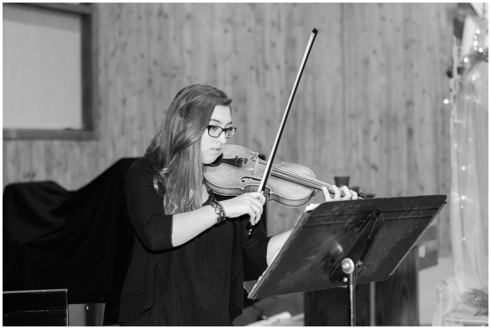 Young violinist at a wedding in Ontario, Oregon