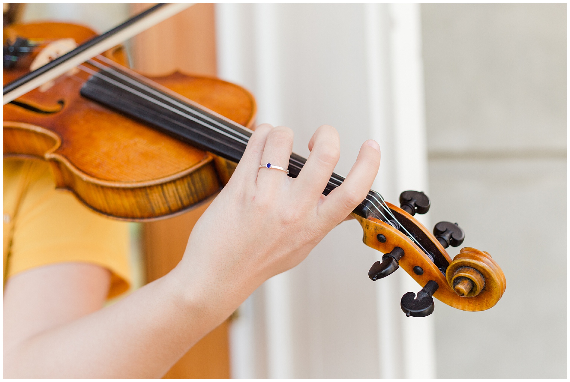 Senior photos with a violin | Robin Wheeler Photography