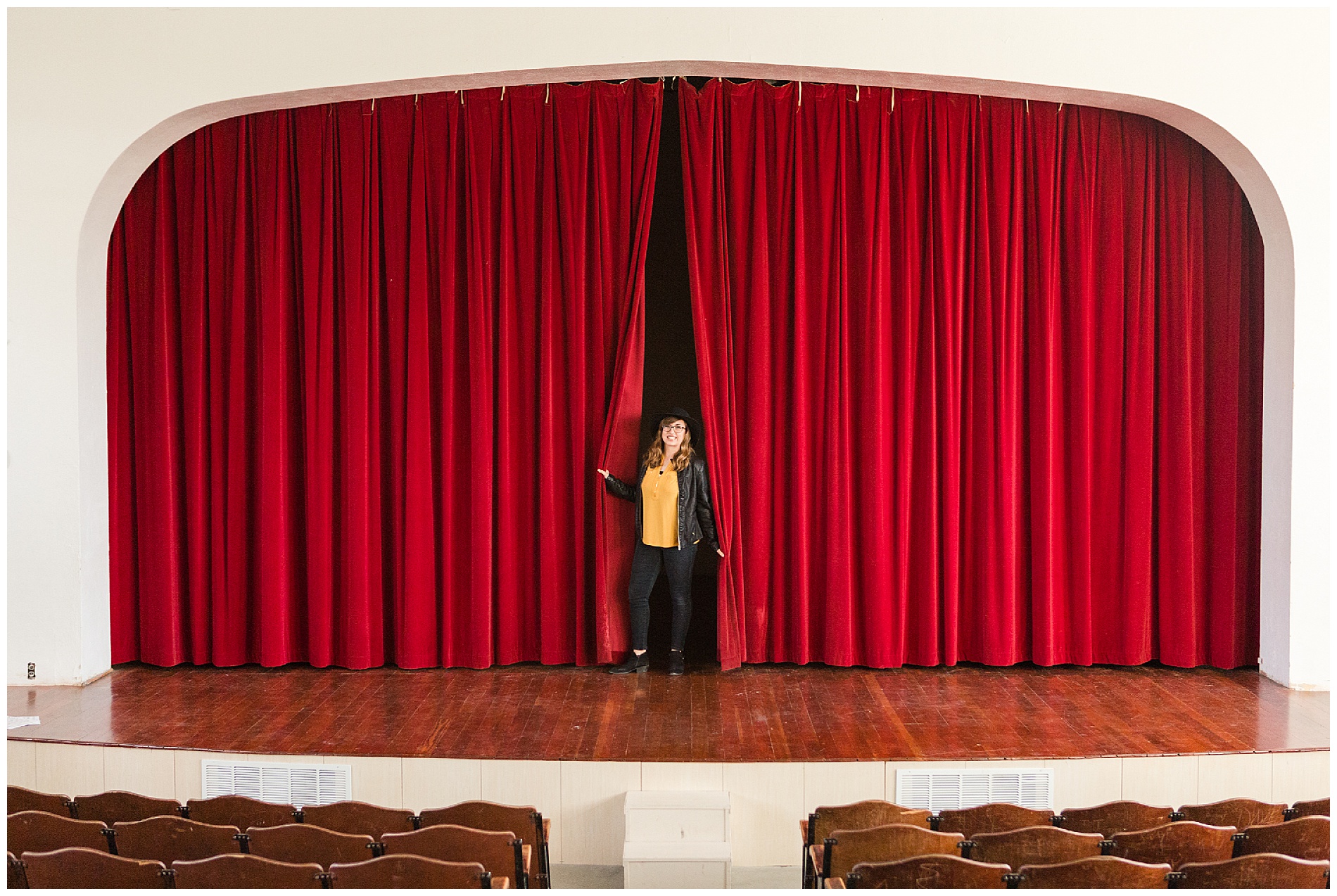 Senior pictures in a theater in Weiser, Idaho | Robin Wheeler Photography