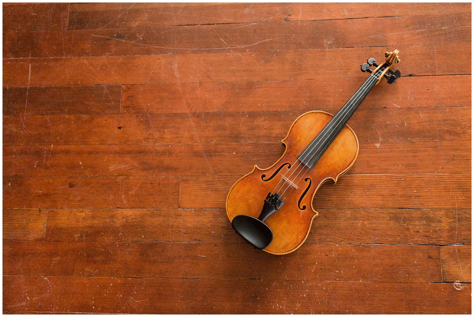 A violin on a stage, as part of senior pictures | Robin Wheeler Photography