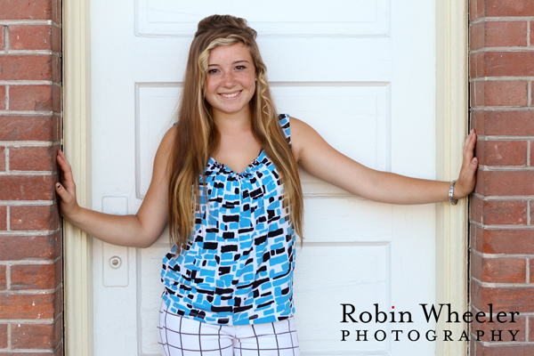 senior portrait of a girl in downtown ontario, oregon