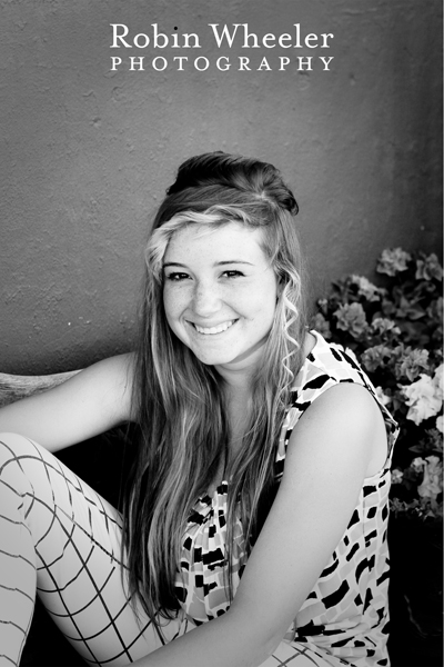 senior portrait of a girl in downtown ontario, oregon