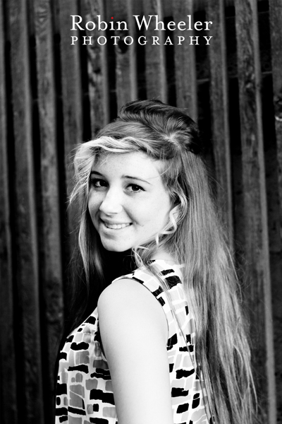 senior portrait of a girl in downtown ontario, oregon