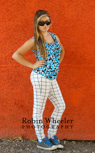 senior portrait of a girl in downtown ontario, oregon