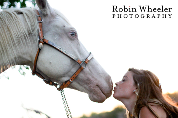 senior portrait of a girl kissing her horse in ontario, oregon