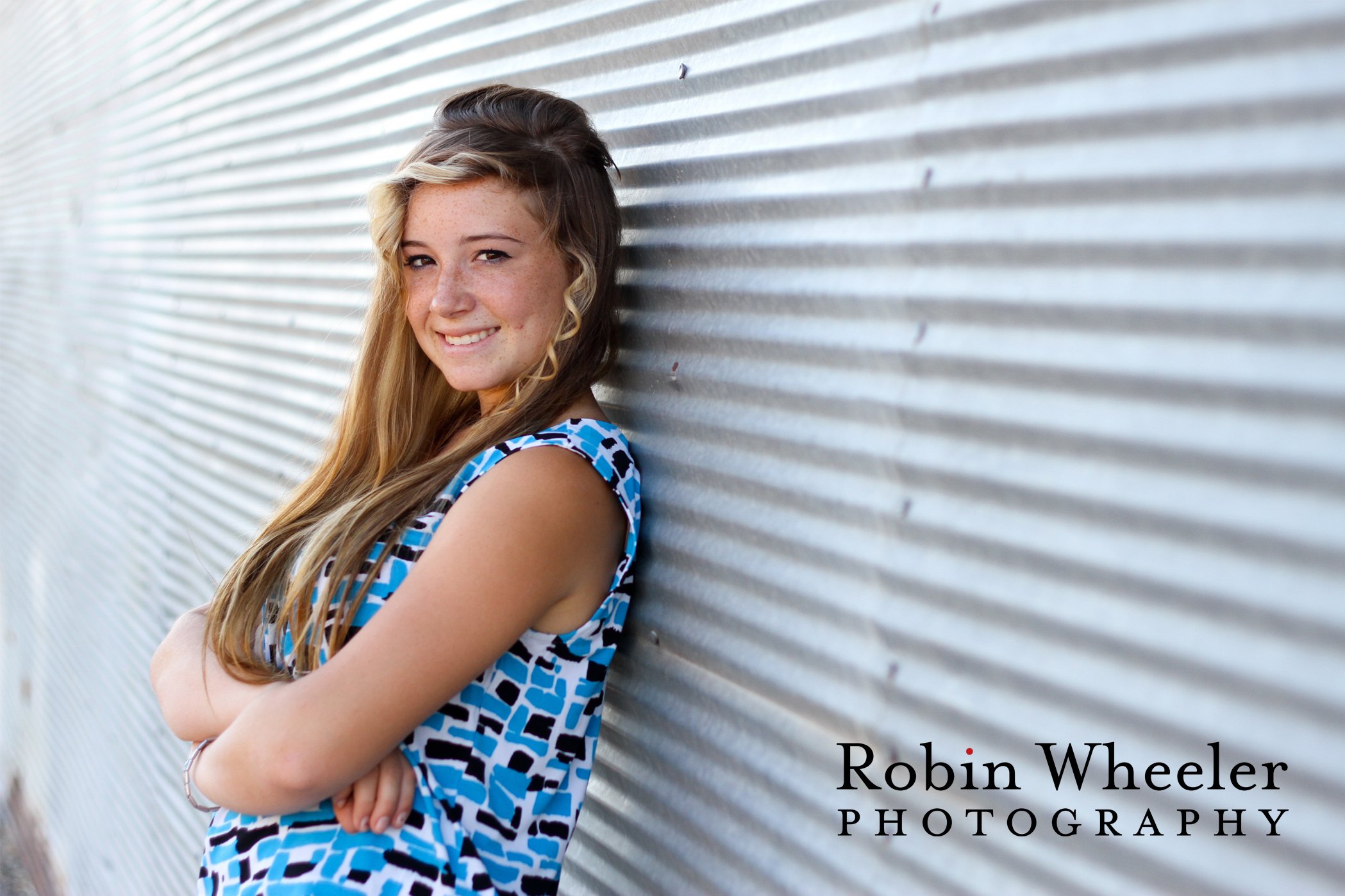 senior portrait of a girl in downtown ontario, oregon