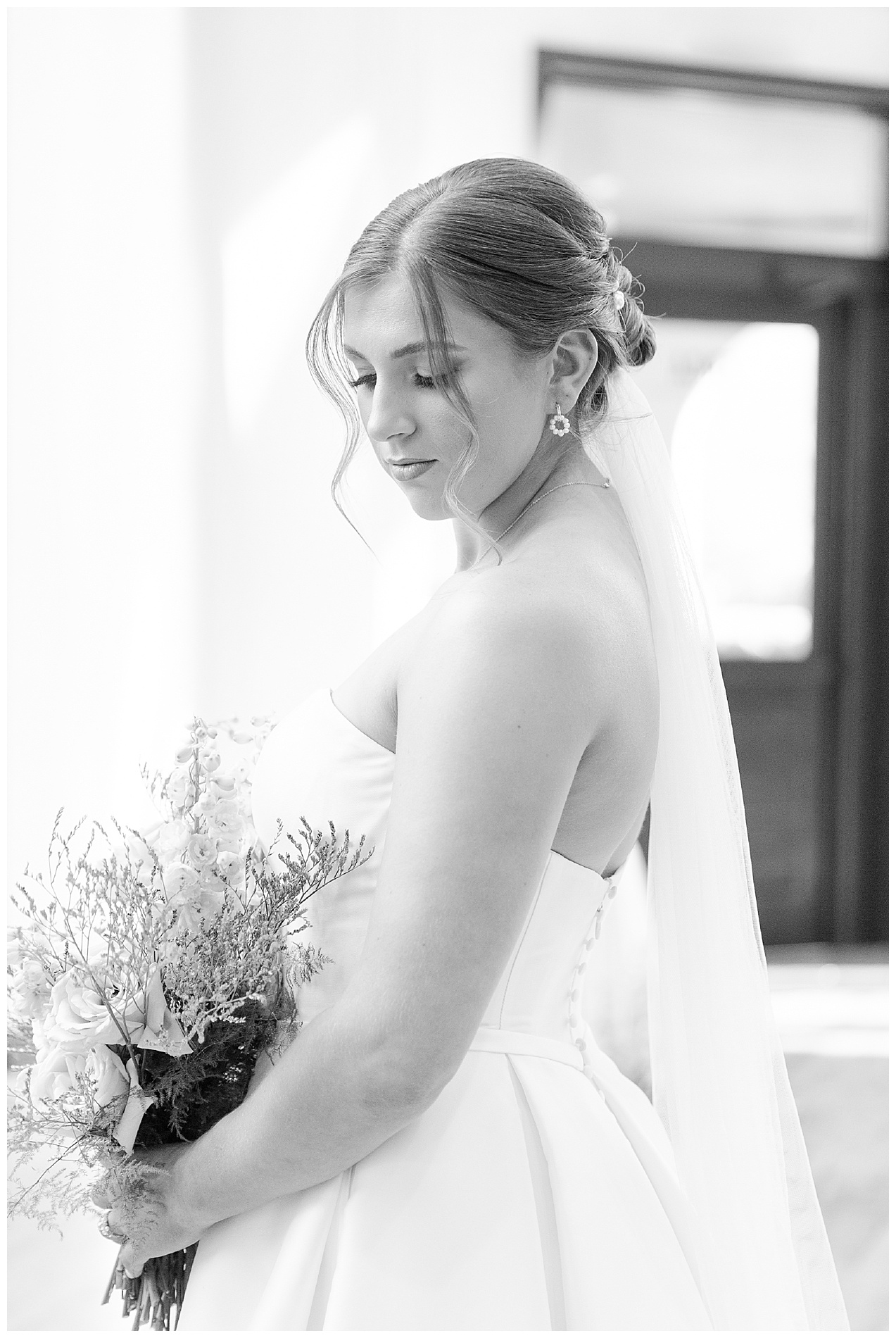 Portrait of the bride with her bouquet